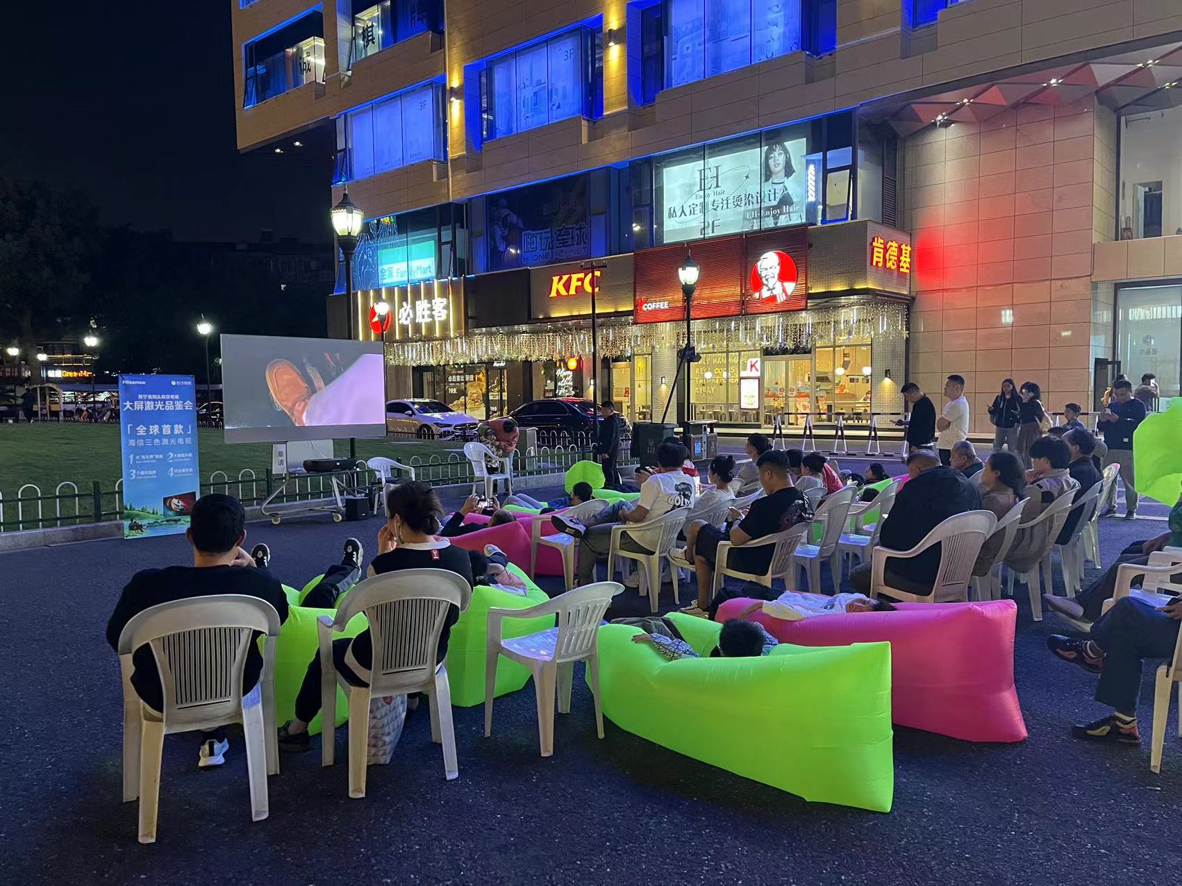 水晶城露天電影盛宴，歡聲笑語中感受夜晚魅力