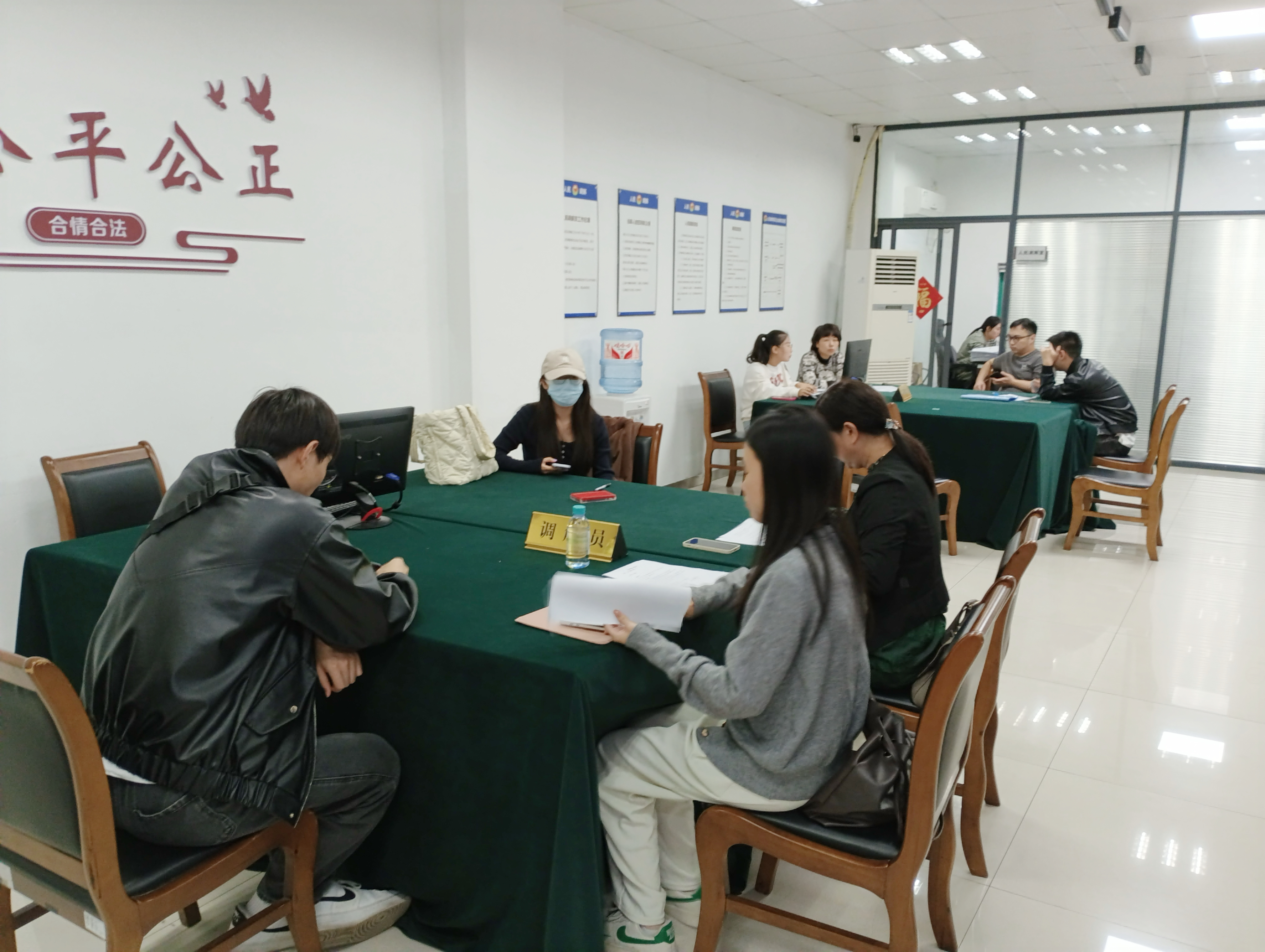 調(diào)解顯溫情，商業(yè)洪流中的信任與重生