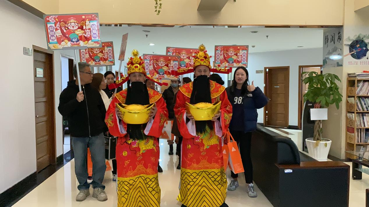 正月十五元宵到，財(cái)神到來(lái)，請(qǐng)接福！