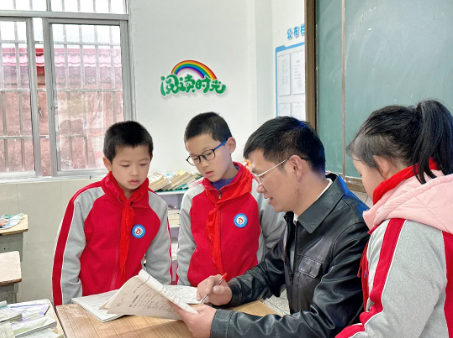 輔導(dǎo)學(xué)生作業(yè).jpg